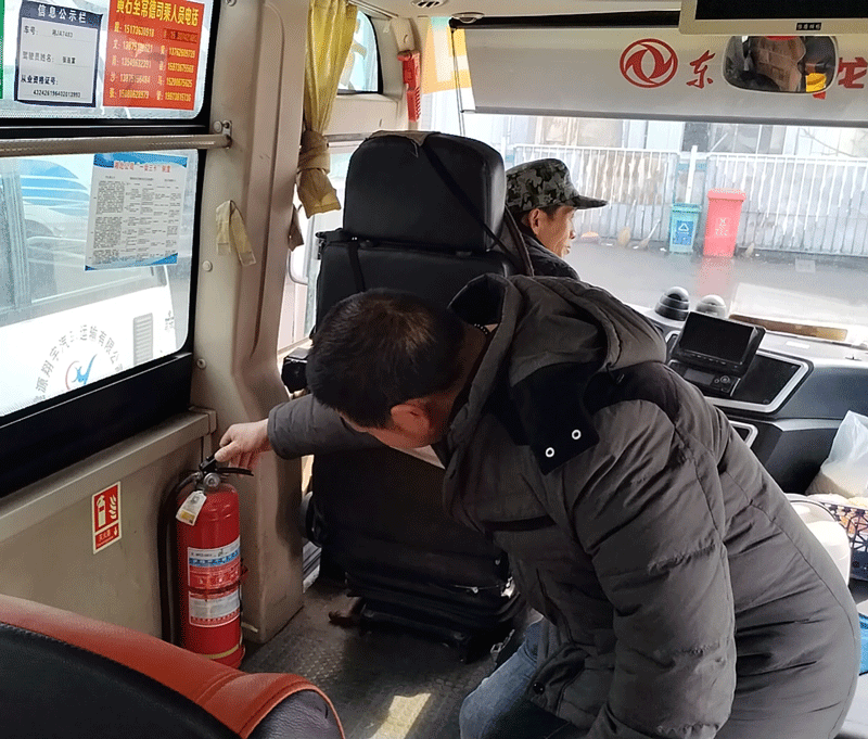 2024年2月29日，湘北汽运副总经理张正炎一行下站场进行车辆安全检查